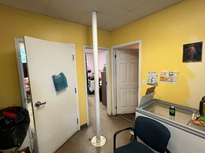 More Photos Of 85 Stephen St, Kingston Freestanding For Sale