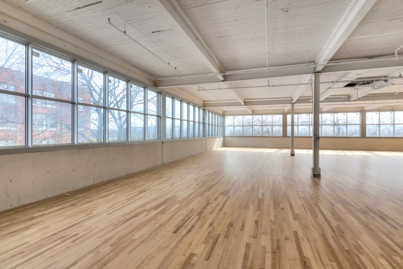 More Photos Of 2260 Av Aird, Montréal Light Distribution For Lease