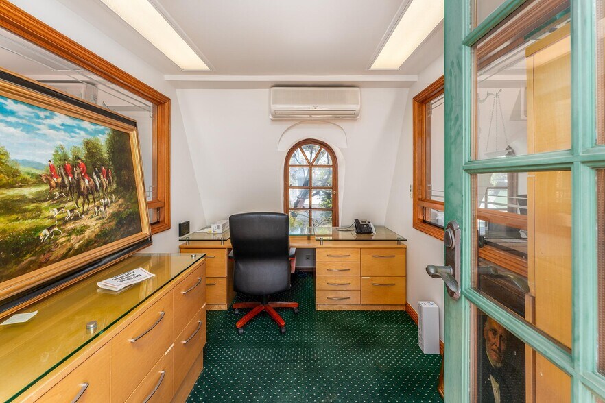 More Photos Of 8752 Holloway Dr, West Hollywood Office For Sale