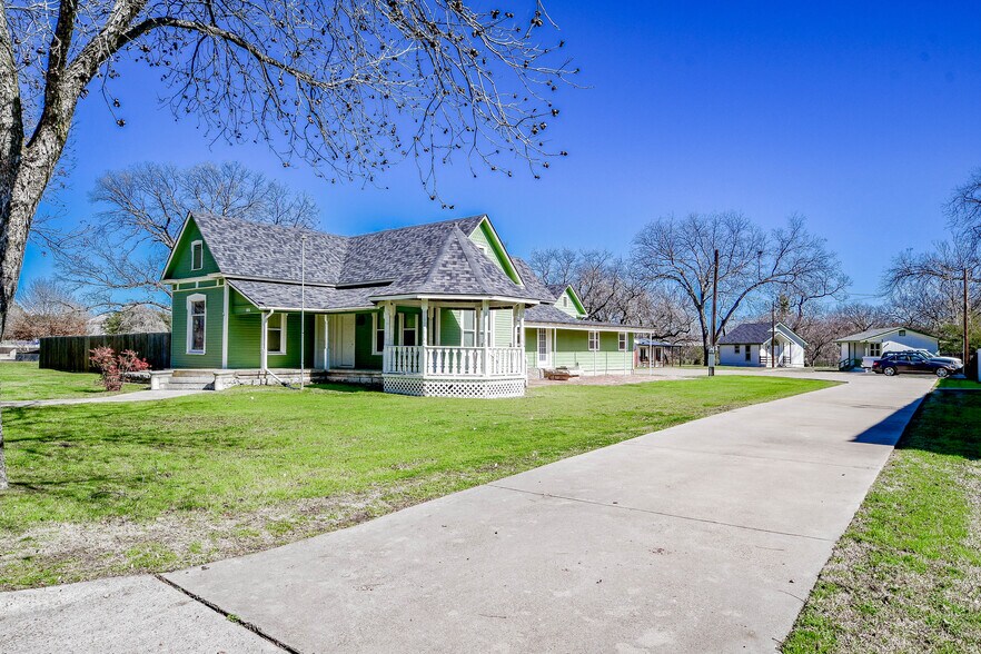 More Photos Of 512 N Travis St, Granbury Hospitality For Sale
