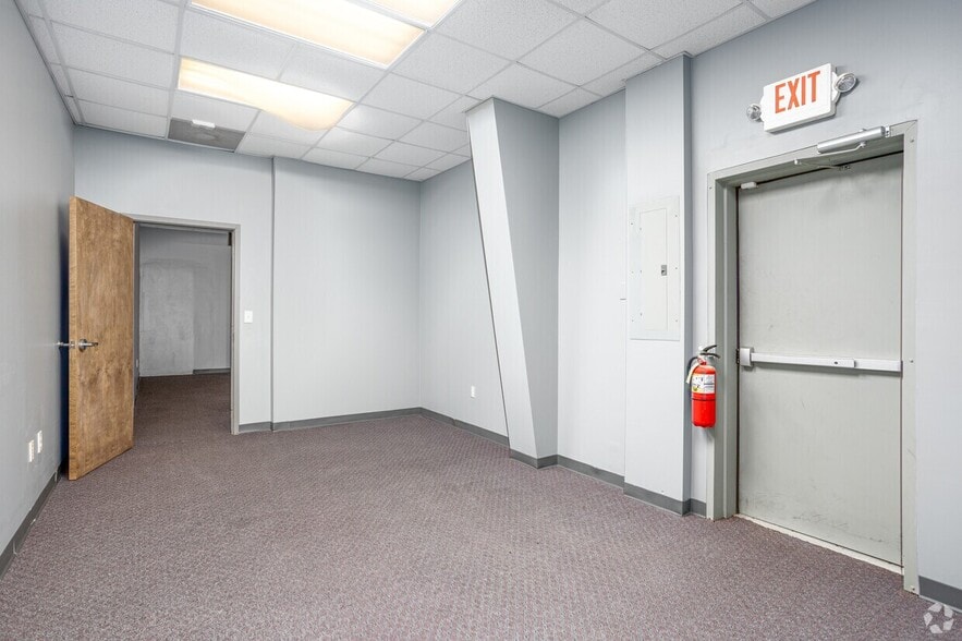 More Photos Of 9000 Peridot Pky, Stockbridge Unknown For Lease