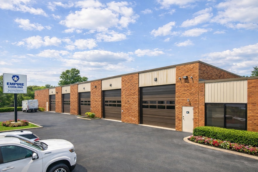 More Photos Of 2420 E Oakton St, Mount Prospect Warehouse For Lease