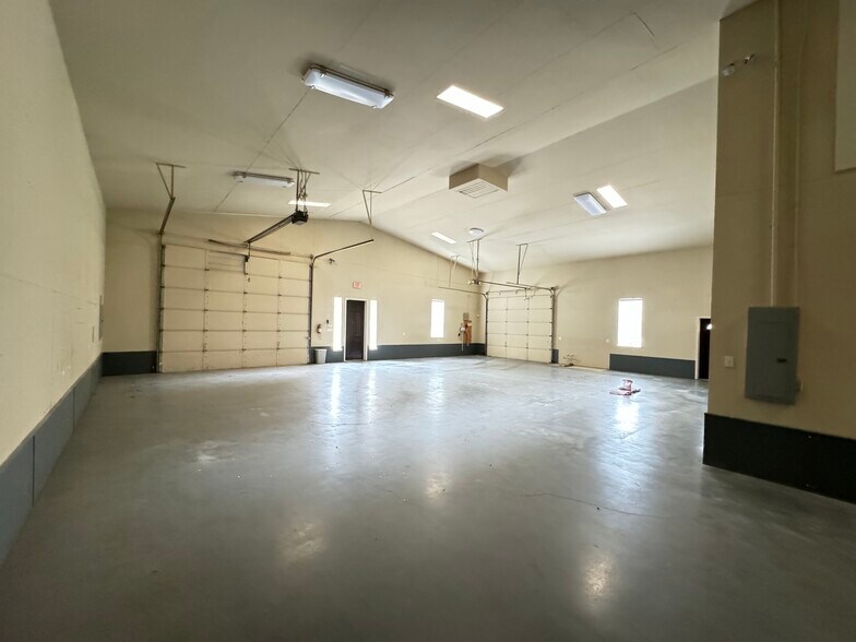 More Photos Of 703 Main St, Lake Dallas Showroom For Sale