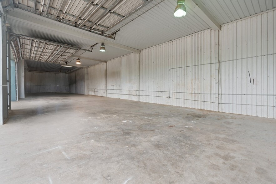 More Photos Of 308 Thomas Pl, Everman Warehouse For Sale