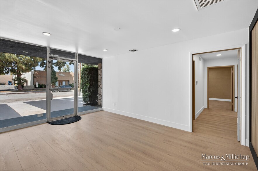 More Photos Of 19340 Londelius St, Northridge Warehouse For Sale