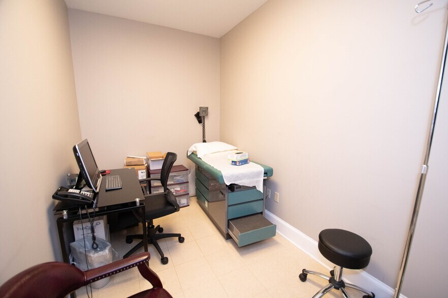 More Photos Of 385 Hawthorne Ln, Athens Medical For Lease