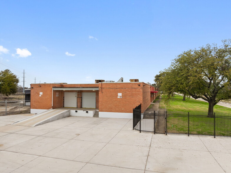 More Photos Of 8107 Chancellor Row, Dallas Warehouse For Lease