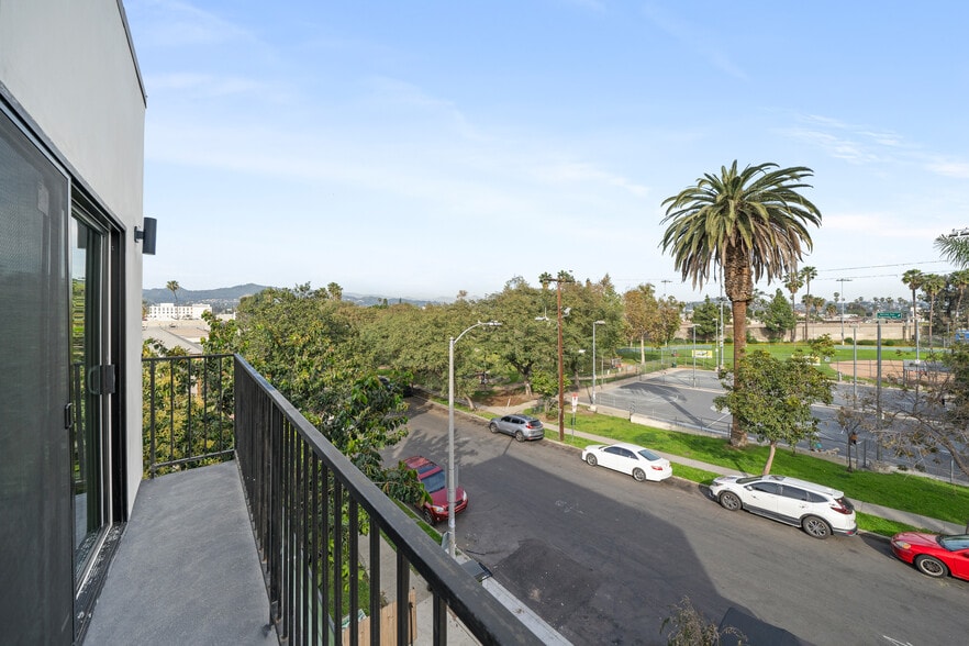 More Photos Of 913 N Hobart Blvd, Los Angeles Apartments For Sale
