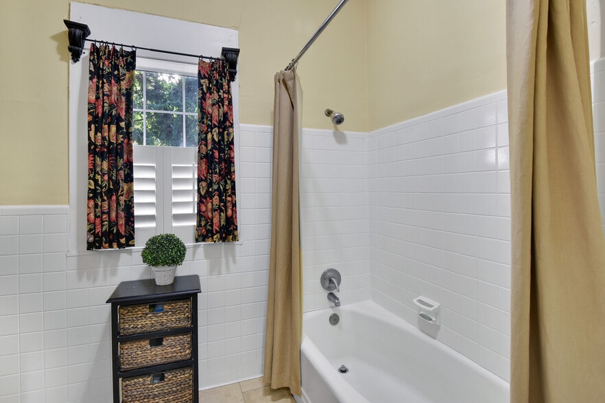 More Photos Of 1607 Norwich St, Brunswick Flex For Sale