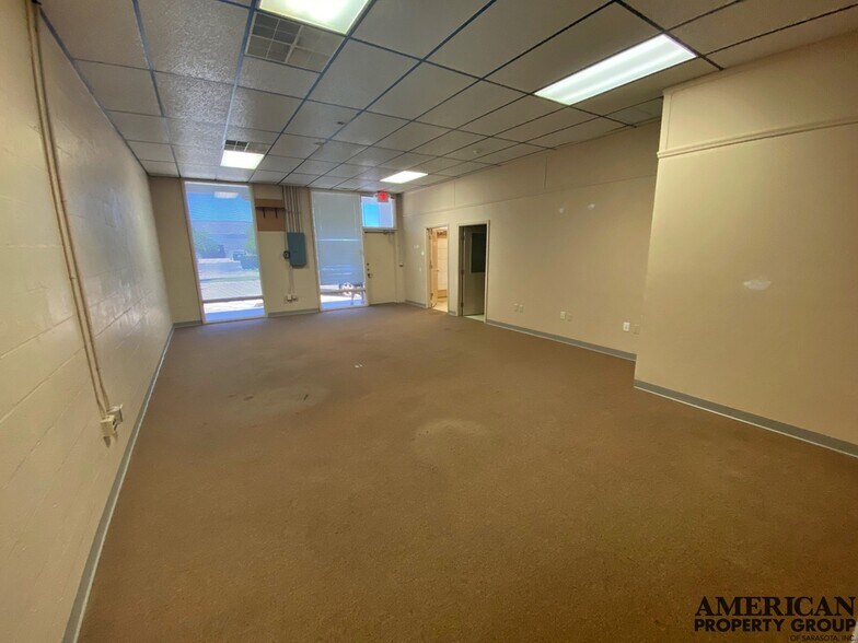 More Photos Of 6111-6121 Clark Center Ave, Sarasota Showroom For Lease
