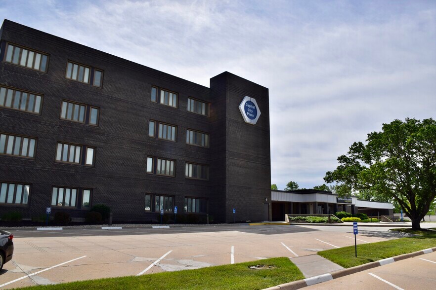 More Photos Of 3706 SW Topeka Blvd, Topeka Office For Lease
