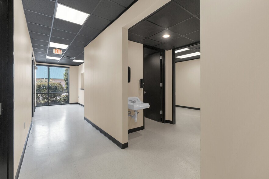 More Photos Of 1125 Cypress Station Dr, Houston Medical For Lease