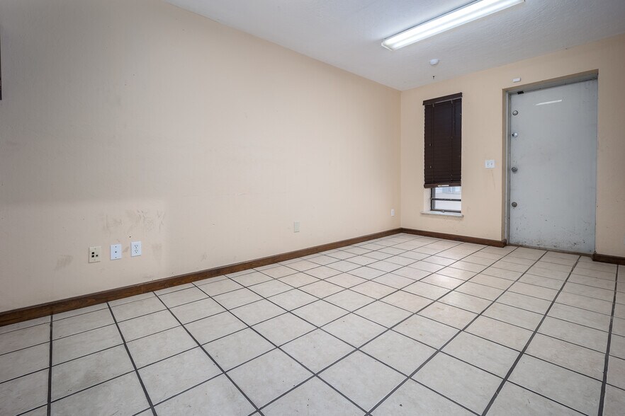 More Photos Of 2756 Broce Dr, Norman Warehouse For Lease