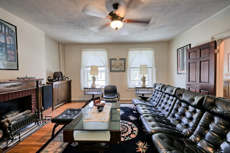 More Photos Of 511 Warren St, Hudson Storefront Retail Residential For Sale