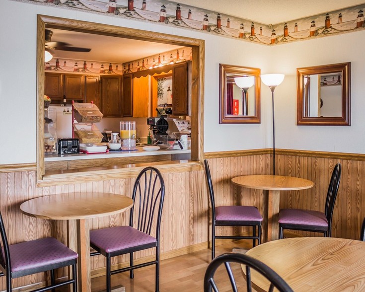 More Photos Of 921 N Lincoln Rd, Escanaba Hotel For Sale