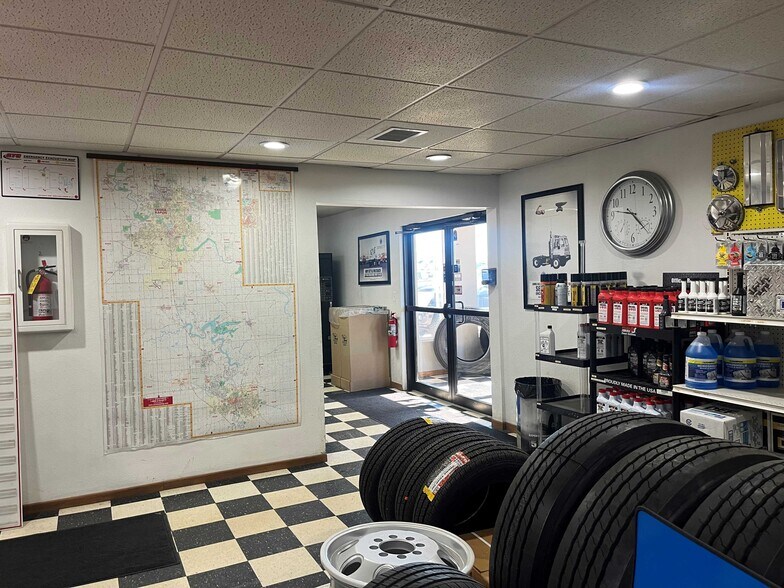 More Photos Of 941 66th Ave SW, Cedar Rapids Warehouse For Sale