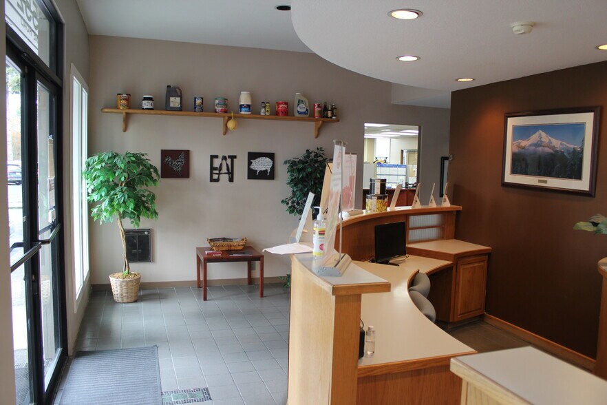 More Photos Of 6552 SE Lake Rd, Milwaukie Office For Sale