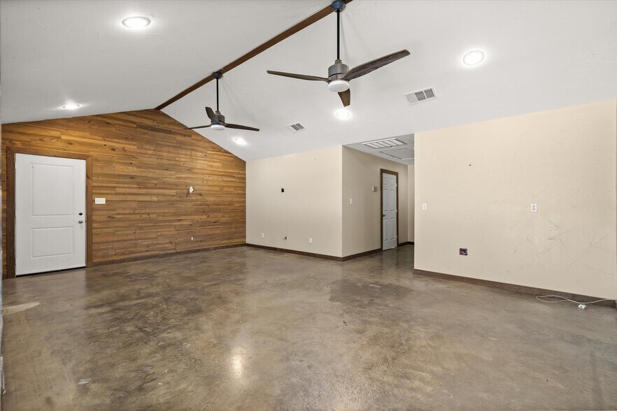 More Photos Of 10015 FM 751, Quinlan Flex For Sale