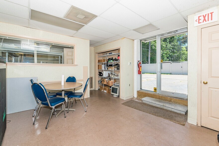 More Photos Of 18735 Ecorse Rd, Allen Park Office For Lease