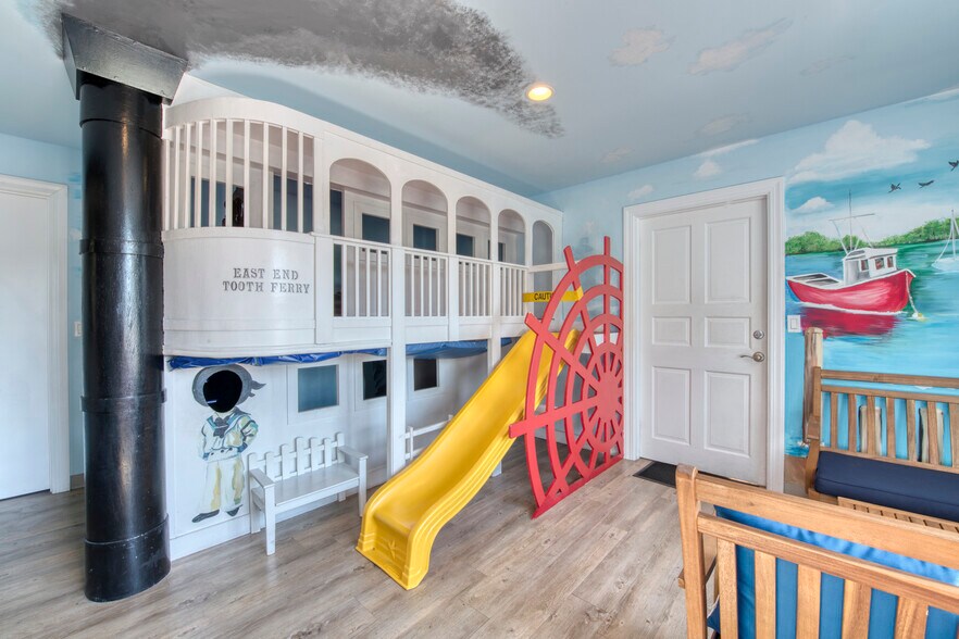 More Photos Of 315 Meeting House Ln, Southampton Medical For Sale