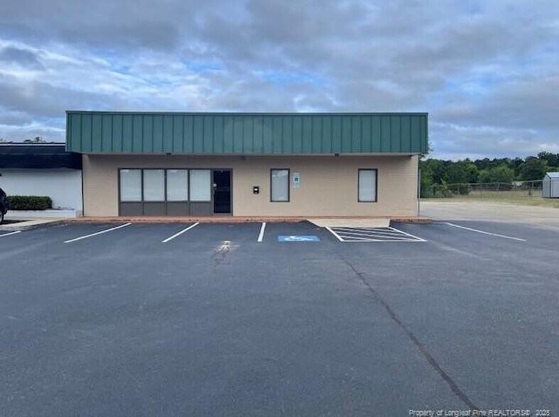 More Photos Of 2978 Gillespie St, Fayetteville Flex For Lease