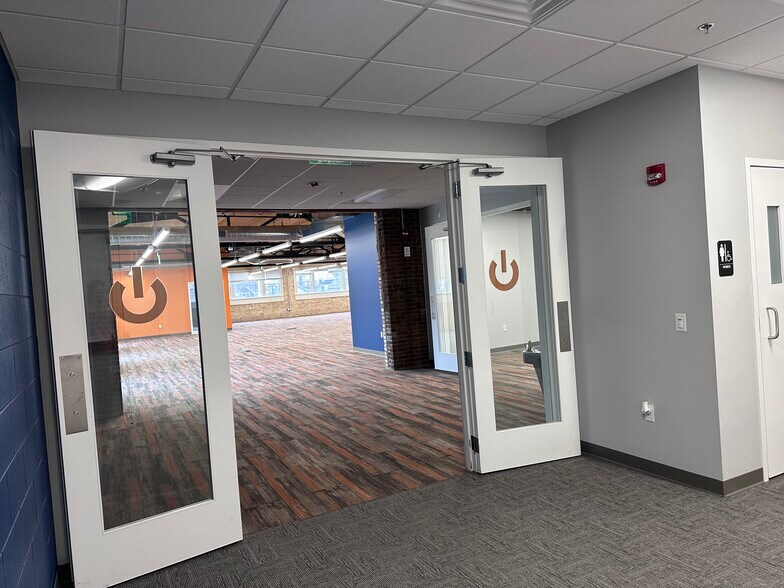 More Photos Of 601 5th St NW, Grand Rapids Medical For Lease