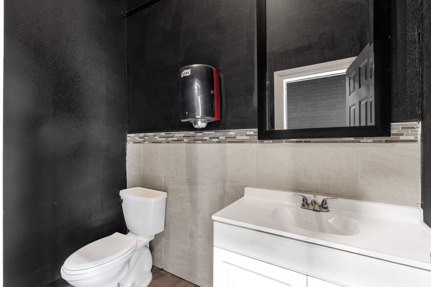 More Photos Of 7318 S 89th Pl, Mesa Showroom For Sale