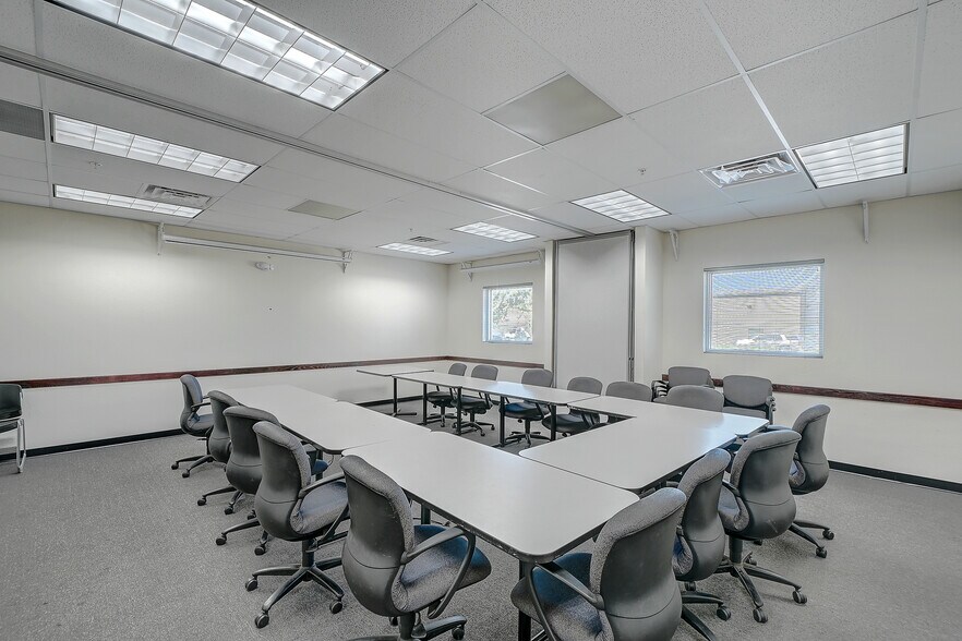 More Photos Of 3843 Ironbridge Blvd, Fort Myers Distribution For Lease