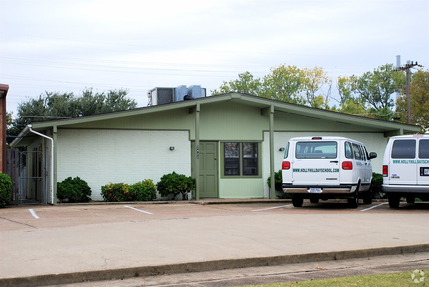 More Photos Of 2418 College Ave, Garland Daycare Center For Lease