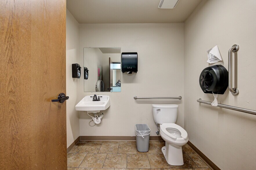 More Photos Of 3530 N MacArthur Blvd, Oklahoma City Medical For Sale