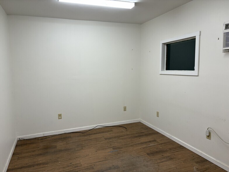 More Photos Of 200 Old County Cir, Windsor Locks Warehouse For Lease