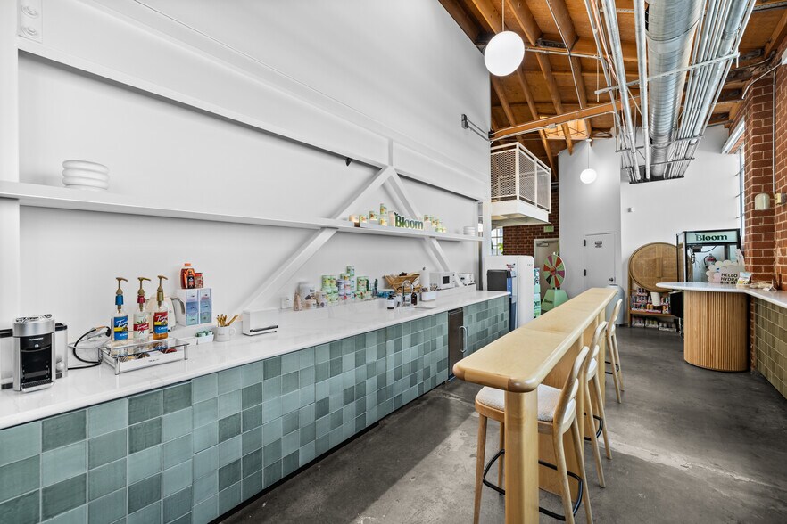 More Photos Of 523 Victoria Ave, Venice Loft Creative Space For Lease