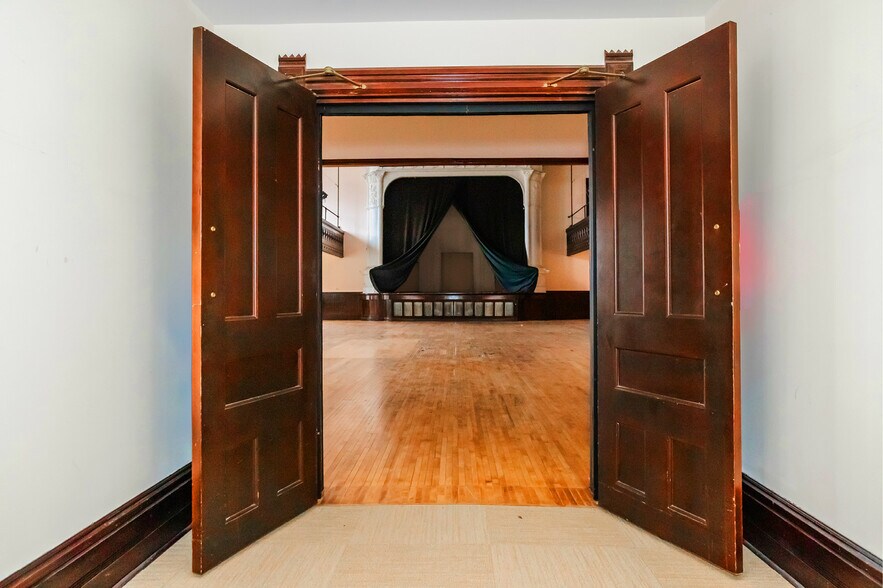 More Photos Of 758 W North Ave, Chicago Theater Concert Hall For Lease