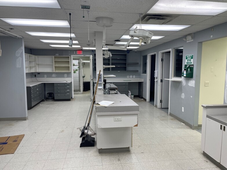 More Photos Of 40696 Garfield Rd, Clinton Township Veterinarian Kennel For Sale