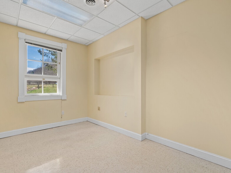 More Photos Of 1482 Russ Ave, Waynesville Office For Lease