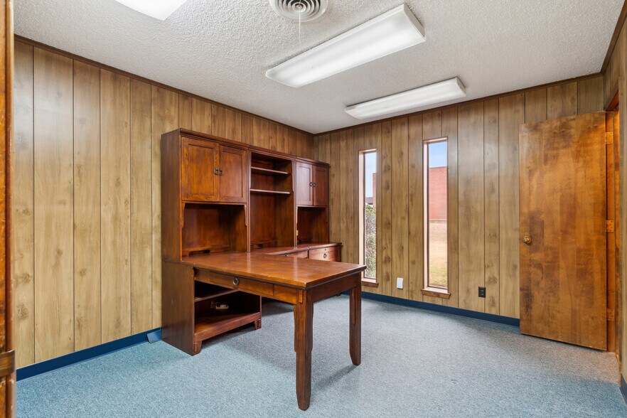 More Photos Of 303 N Ridgeway Dr, Cleburne Medical For Sale