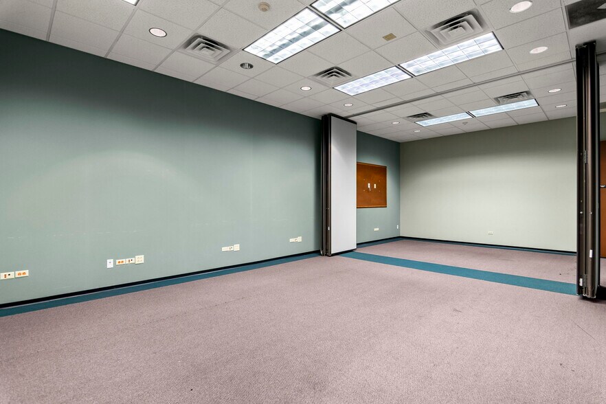 More Photos Of 15 SW Old State Capitol Plz, Springfield Office For Sale