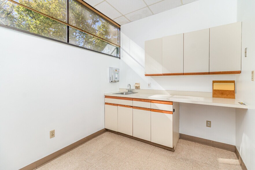 More Photos Of 10190-10198 Springfield Pike, Cincinnati Medical For Sale