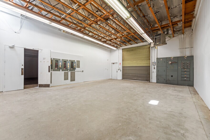 More Photos Of 21725 Erwin St, Woodland Hills Storefront Retail Office For Sale