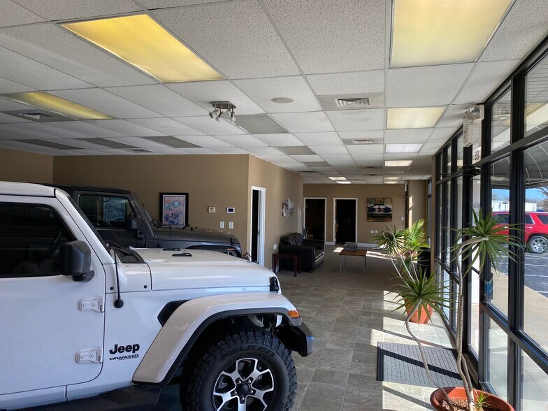 More Photos Of 1955-1959 Phelps St, Springfield Freestanding For Lease