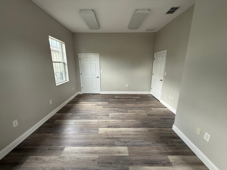 More Photos Of 17210 Camelot Ct, Land O' Lakes Office For Sale