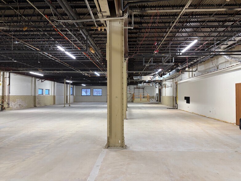 More Photos Of 627 Bay Shore Dr, Oshkosh Office For Lease