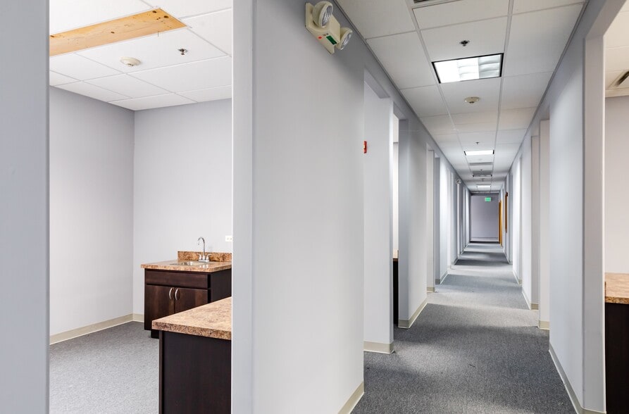 More Photos Of 1452 Merchant Dr, Algonquin Medical For Sale