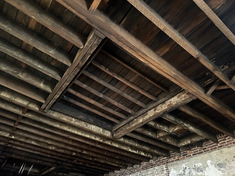 More Photos Of 67-11 Fresh Pond Rd, Ridgewood Storefront Retail Residential For Lease