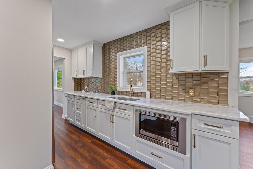 More Photos Of 784 McClurg Rd, Youngstown Office For Sale