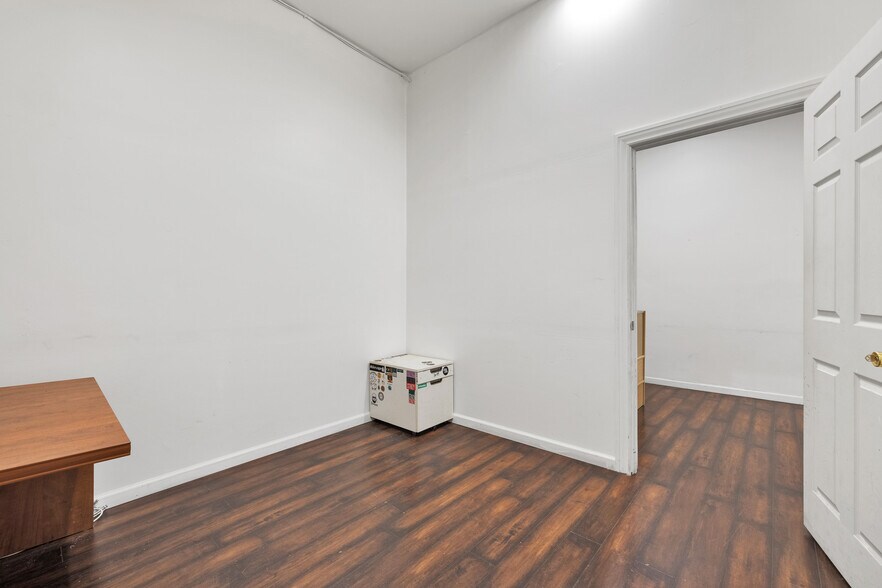 More Photos Of 11119-11123 Burbank Blvd, North Hollywood Storefront Retail Office For Lease