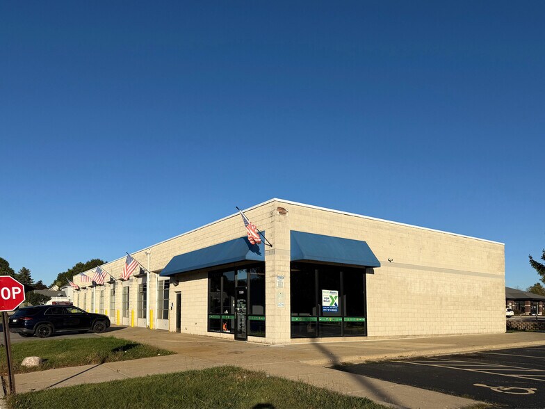 More Photos Of 1500 E Algonquin Rd, Algonquin Auto Repair For Lease