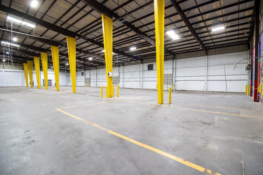 More Photos Of 9233 Denton Dr, Dallas Warehouse For Lease