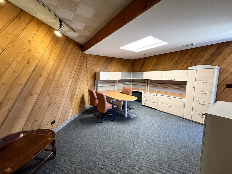 More Photos Of 524 N Main St, South Hutchinson Bank For Sale