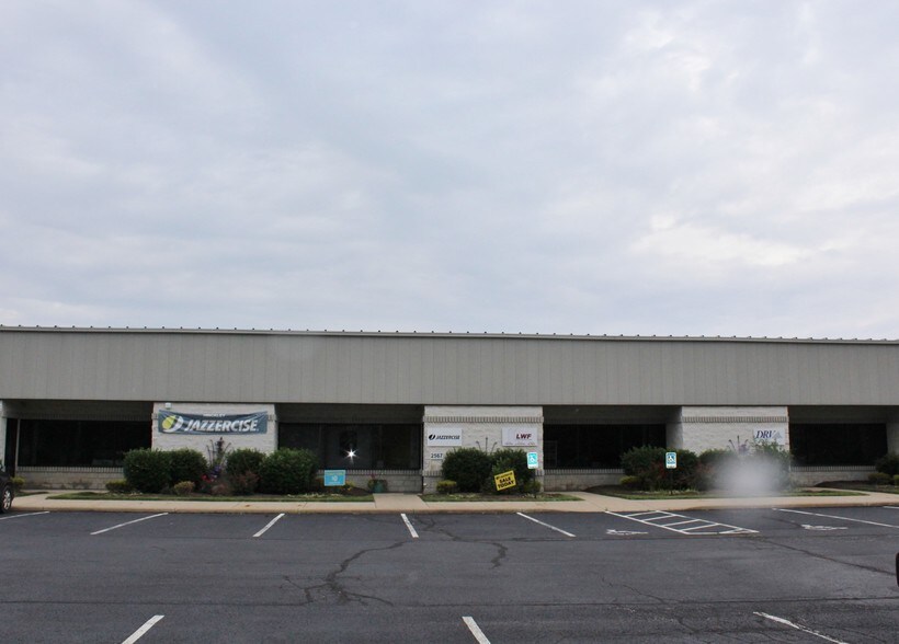 More Photos Of 2557-2571 Center Rd, Hinckley Warehouse For Lease